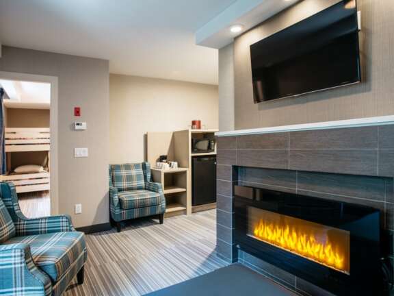 Queen Explorer Room - Mountaineer Lodge Lake Louise